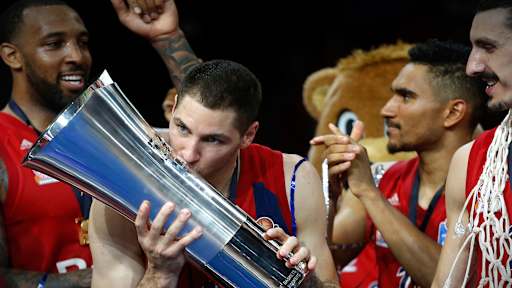 jovic-trophy-kuss_champions2019_fcbb_crauchensteiner_1zu1