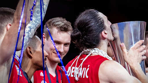 djedovic_trophy-kuss_2_champions2019_fcbb_ceirich_1zu1