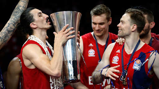 djedovic_trophy-kuss_champions2019_fcbb_crauchensteiner_1zu1