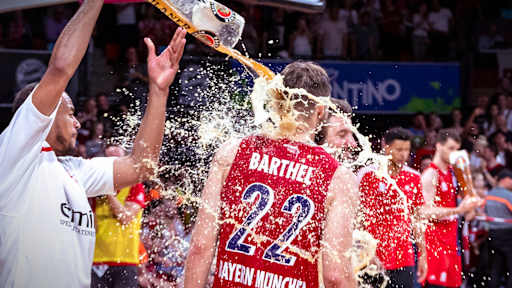 barthel_bier_dusche_champions2019_fcbb_ceirich_1zu1
