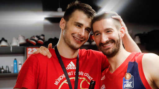 dangubic-hobbs-hug-kabine_champions2019_fcbb_crauchensteiner_1zu1