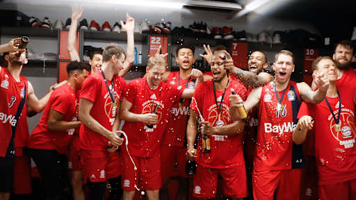 mannschaft_kabine_bier_champions2019_fcbb_crauchensteiner_1zu1