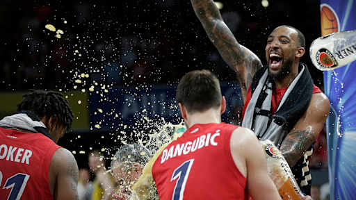 williams-dangubic-bier-dusche_champions2019_fcbb_crauchensteiner_1zu1