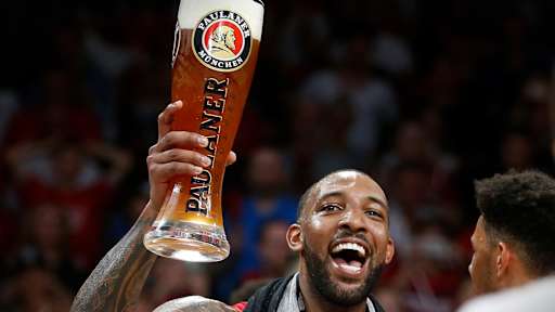 williams_cheers_bier_champions2019_fcbb_crauchensteiner_1zu1