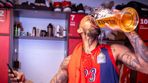 williams_trinkt_bier_champions2019_fcbb_ceirich_1zu1
