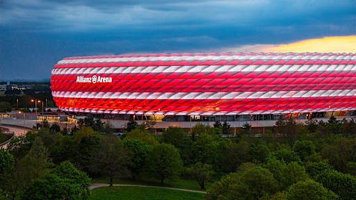 Die Allianz Arena erstrahlt in den Tagen vor dem Heimspiel gegen den VfB Stuttgart in den Farben des neuen Heim-Trikots.