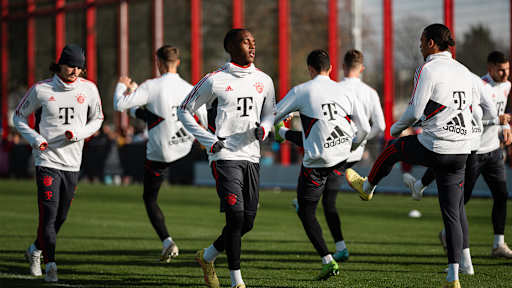 03-oeffentliches-training-fcbayern-221106-mel