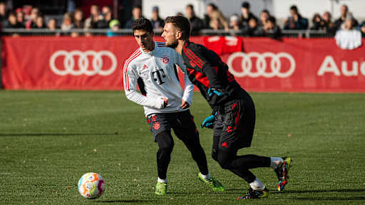 06-oeffentliches-training-fcbayern-221106-mel