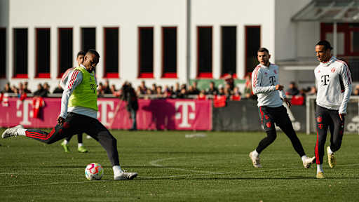 09-oeffentliches-training-fcbayern-221106-mel