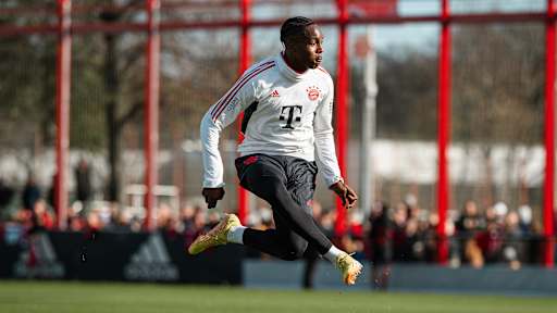 12-oeffentliches-training-fcbayern-221106-mel
