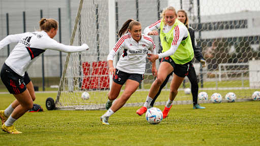 Training FC Bayern Frauen Georgia Stanway
