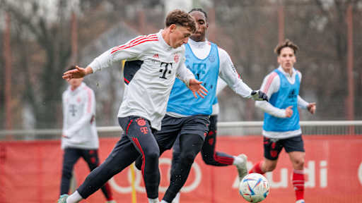 05-trainingsauftakt-nicht-wm-fahrer-221128-mel
