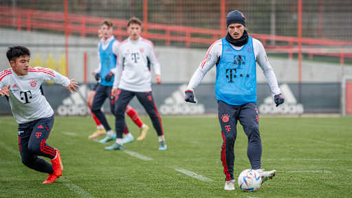 06-trainingsauftakt-nicht-wm-fahrer-221128-mel