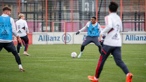 07-trainingsauftakt-nicht-wm-fahrer-221128-mel