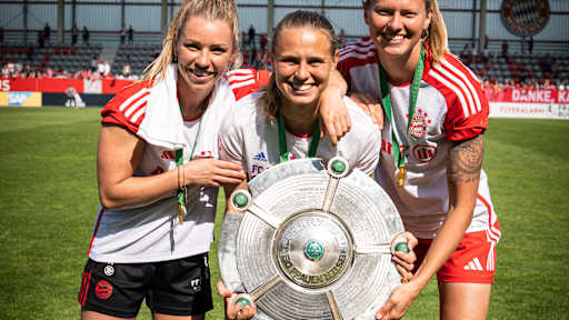 Dallmann-Buehl-RallTeam_Meisterschale_FCBayern-TurbinePotsdam-FrauenBL_230528_B3_5514