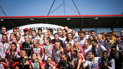 Group_Meister-Celebrations_FCBayern-TurbinePotsdam-FrauenBL_230528_B2_7697