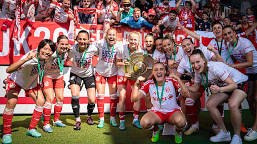 Group_Meisterschale_Jubel_FCBayern-TurbinePotsdam-FrauenBL_230528_B3_5068