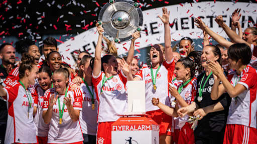 Throphylift_Meister-Celebrations_FCBayern-TurbinePotsdam-FrauenBL_230528_B2_7526