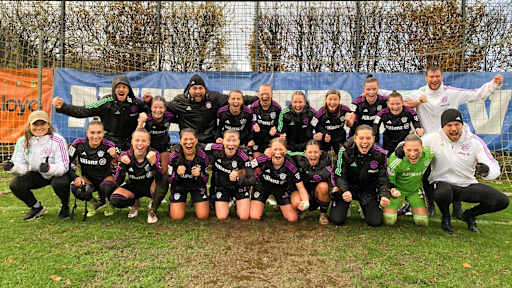 FC Bayern Frauen II bejubeln den Sieg