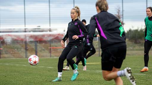Die FC Bayern Frauen im Training vor der Partie gegen Ajax Amsterdam.