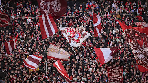 Fans des FC Bayern in der Südkurve der Allianz Arena