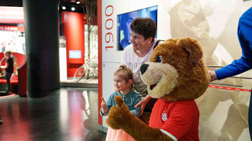 Berni mit Besuchern im FC Bayern Museum