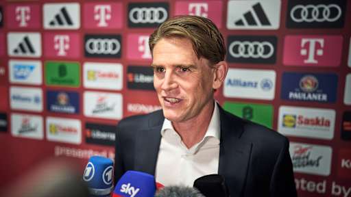 Christoph Freund im Gespräch mit den Medienvertretern vor der Abreise zum Halbfinale der Champions League bei Real Madrid.