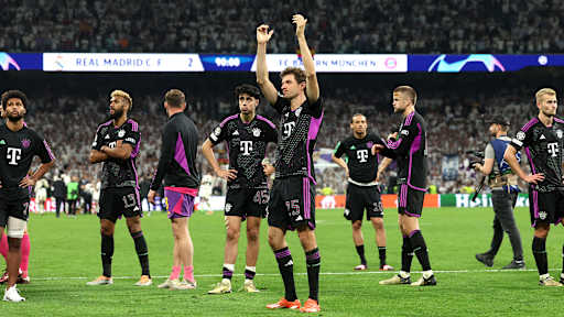 Thomas Müller vor der Fankurve des FC Bayern nach dem Champions League-Spiel bei Real Madrid