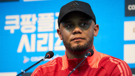 Vincent Kompany und Minjae Kim halten vor dem Testspiel gegen Tottenham in Seoul jeweils ein Trikot hoch