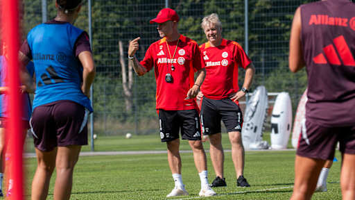 Alexander Straus während des Trainings der FC Bayern Frauen