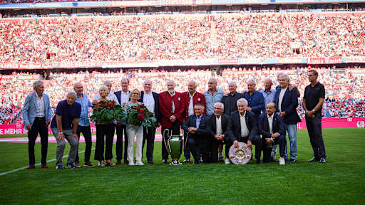 Landesmeistersieger des FC Bayern 1974 werden in der Allianz Arena geehrt