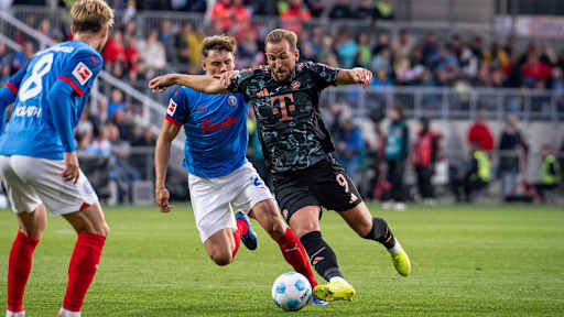 Spielszene aus dem Bundesliga-Duell Holstein Kiel vs. FC Bayern