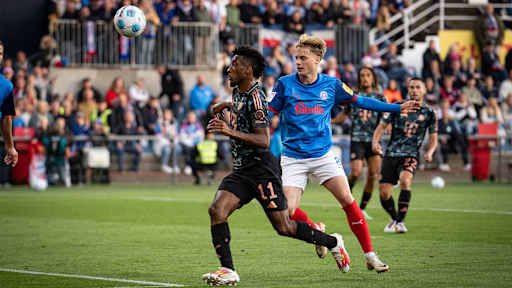 Spielszene aus der Bundesliga-Partie Holstein Kiel - FC Bayern