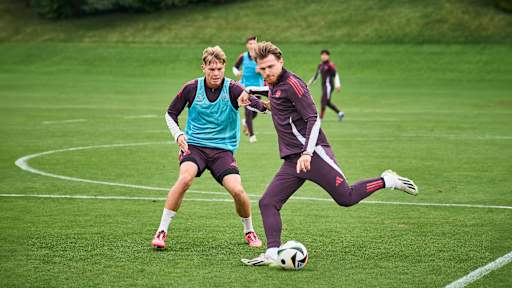 Steve Breitkreuz und Samuel Unsöld im Training der FC Bayern Amateure vor dem Regionalliga-Spiel gegen den TSV Buchbach.