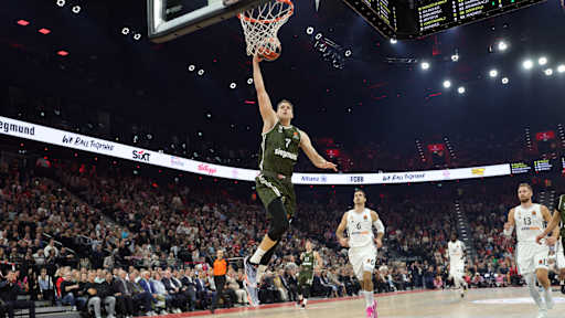 Johannes Voigtmann und der FC Bayern Basketball spielen erstmals gegen Paris Basketball im SAP Garden