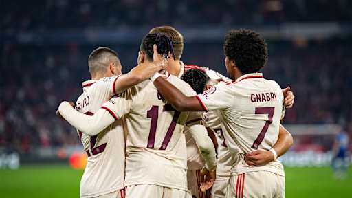 Spieler des FC Bayern im Jubel-Kreis