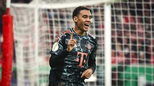 Jamal Musiala jubelt nach einem Tor im DFB-Pokal-Spiel in Mainz