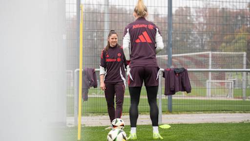 Sarah Zadrazil, Lea Schüller, FC Bayern Women training