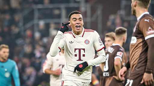 Jamal Musiala jubelt und zeigt mit dem Finger auf seine Stirn nach seinem Tor zum 1:0 beim FC St. Pauli.