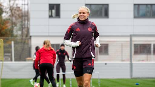 Pernille Harder läuft im Training der FC Bayern Frauen.
