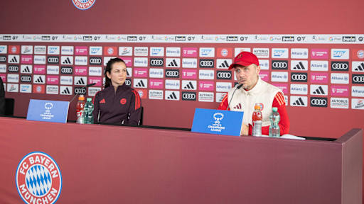Tuva Hansen und Alex Straus sitzen nebeneinander auf dem Podium während der Pressekonferenz