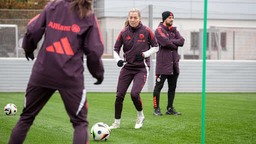 Linda Sembrant spielt im Training der FC Bayern Frauen einen Pass.