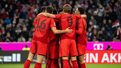 Spieler der FC Bayern bilden einen Kreis und feiern ein Tor in der Allianz Arena