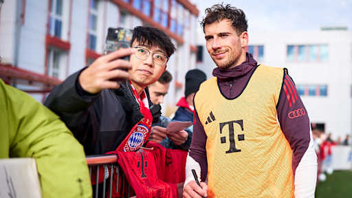 Leon Goretzka posiert für ein Selfie mit einem Fan des FC Bayern