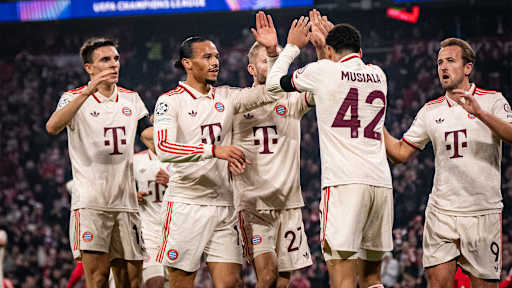 Spieler des FC Bayern im Jubel-Kreis