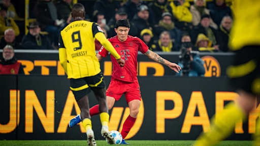 Minjae Kim spielt einen Pass im Bundesliga-Spiel des FC Bayern in Dortmund