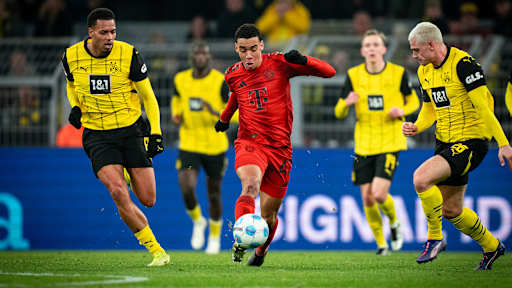 Jamal Musiala enteilt seinen Dortmunder Gegenspielern.