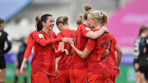 Jubel nach dem Führungstreffer der FC Bayern Frauen bei der SGS Essen