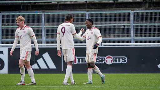 Michael Scott und Jonah Kusi-Asare jubeln nach dem 1:0-Führungstreffer der FCB-U19.