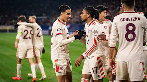 Jamal Musiala y Michael Olise celebran tras el gol del FC Bayern contra el Shakhtar Donetsk.